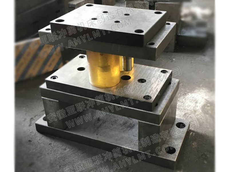 两空一次冲孔模具